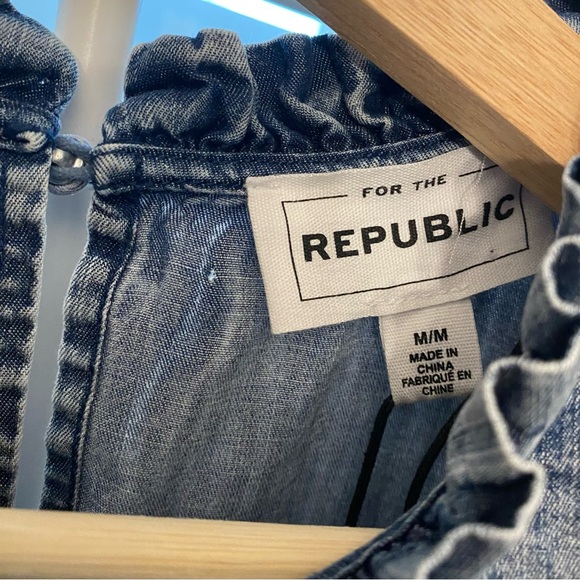 For The Republic Women’s Medium Ruffled Denim Top, flutter sleeves - Picture 3 of 6